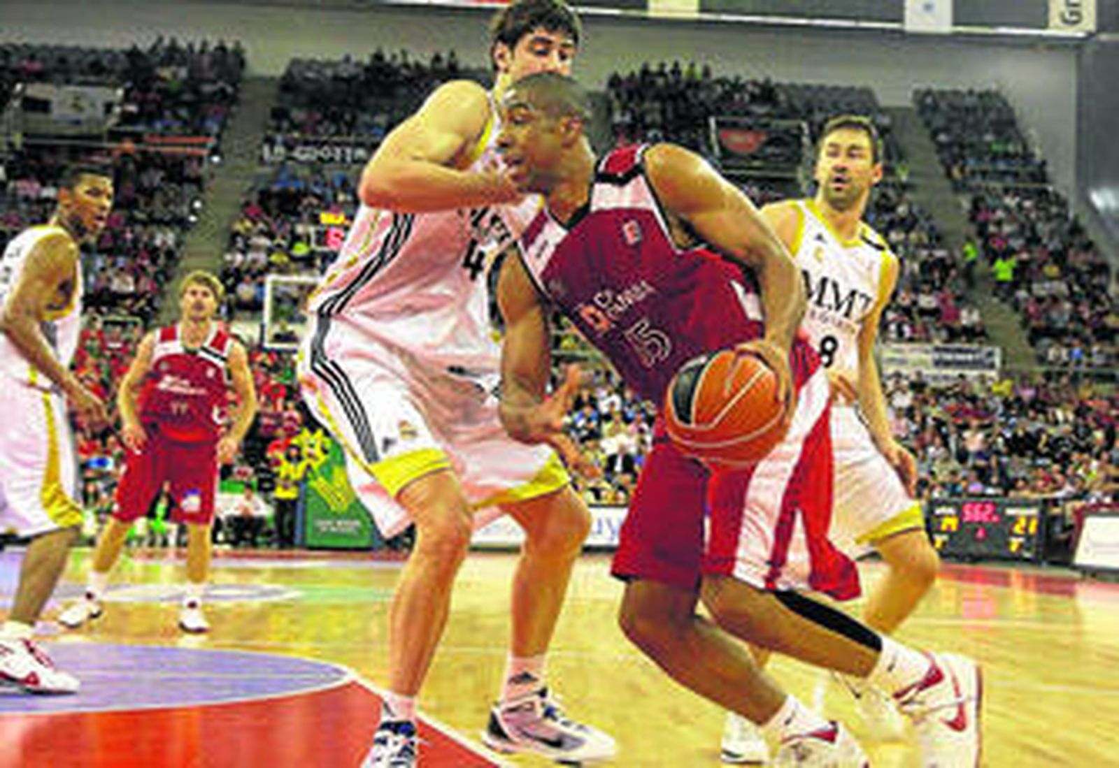 Richard Hendrix busca el aro blanco ante la oposición de Ante Tomic.