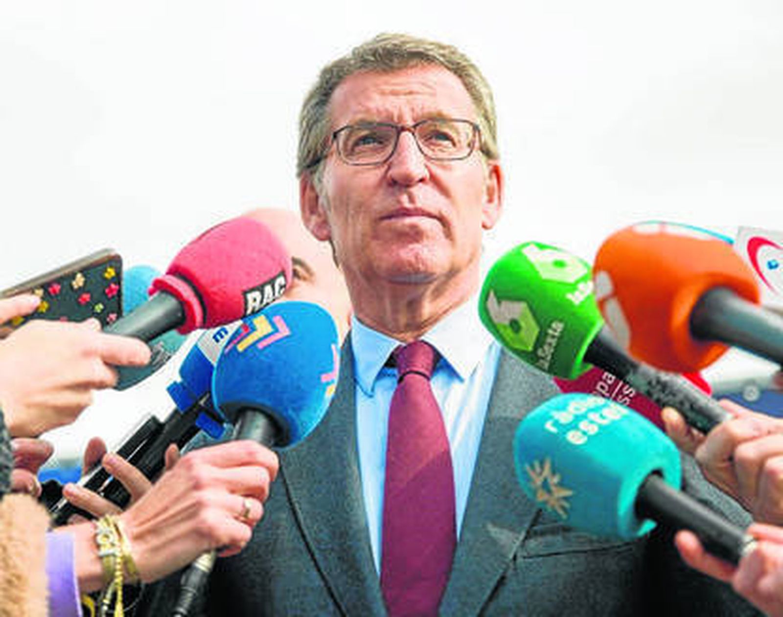 Alberto Núñez Feijóo atiende a los medios a su salida del Mobile World Congress.