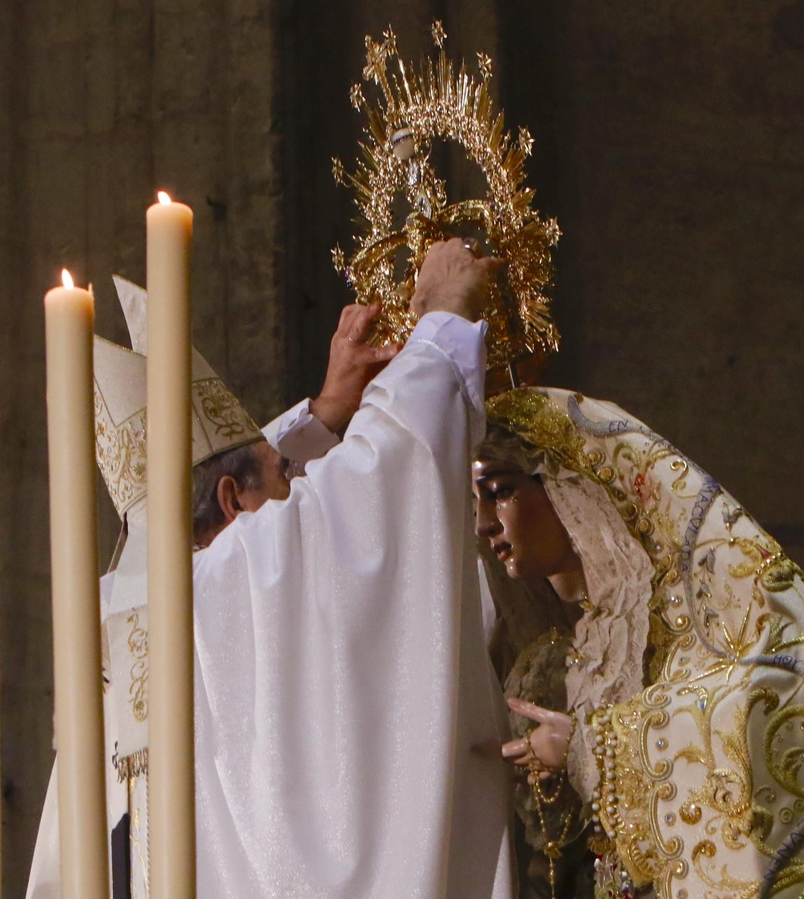 Momento de la Coronación de la Virgen de la Salud.