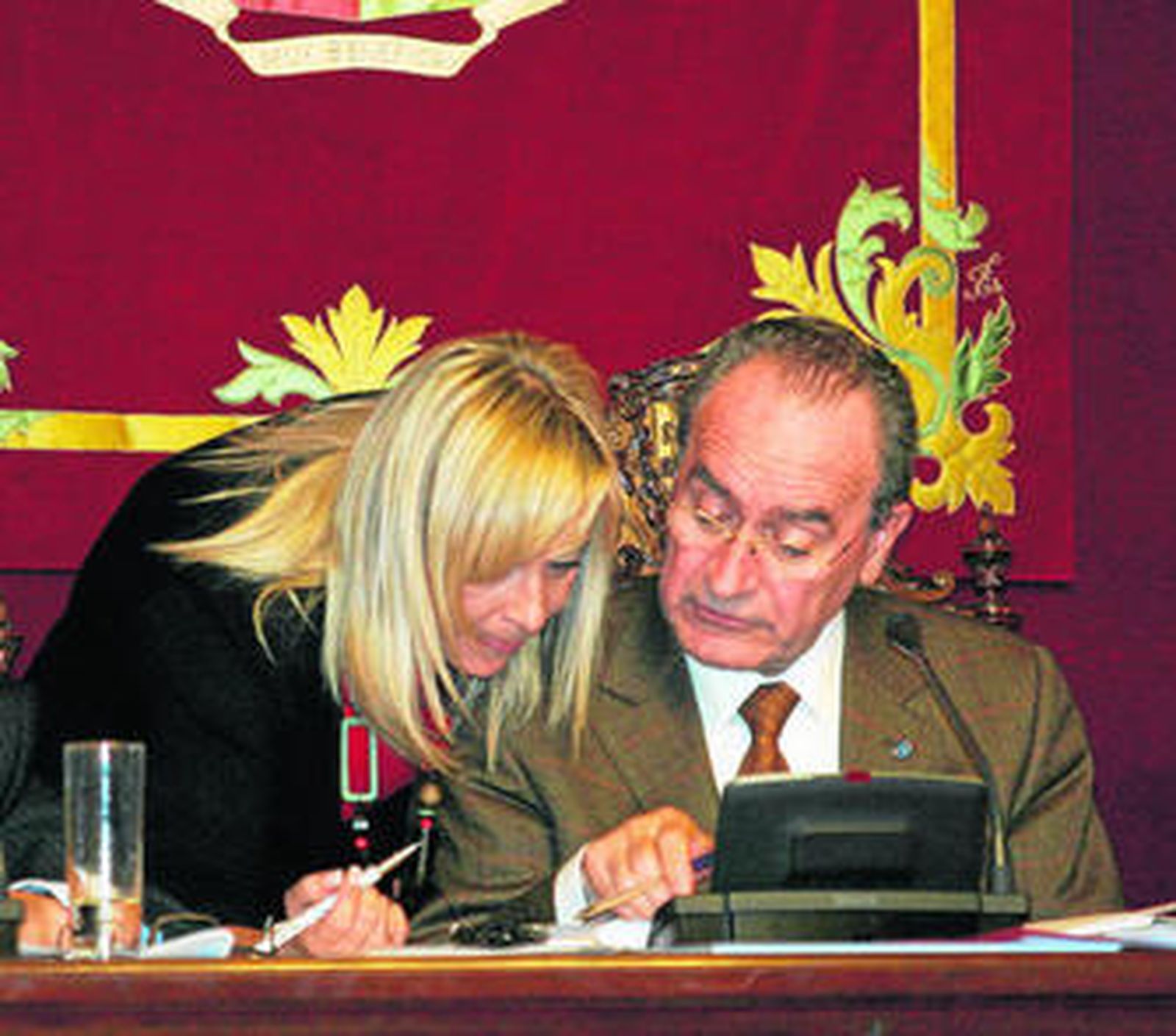 Romero y De la Torre conversan durante la celebración de un Pleno.