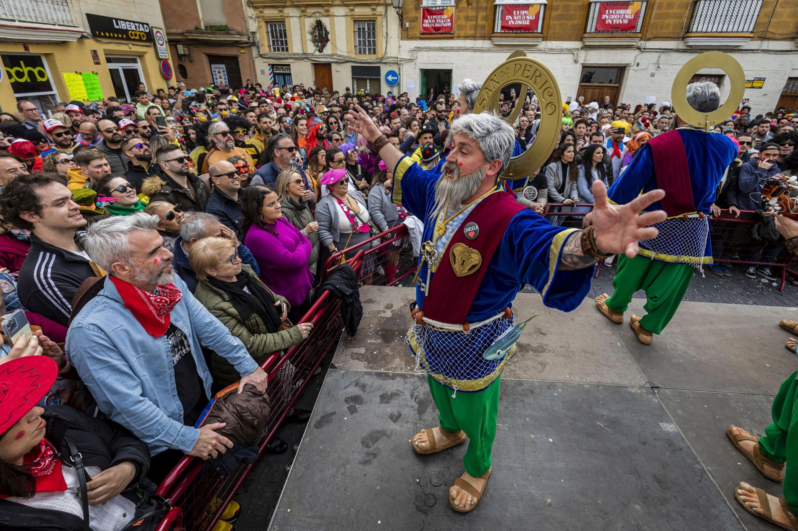 Carnaval de Cádiz 2023: Un sábado de batalla de coplas, en imágenes