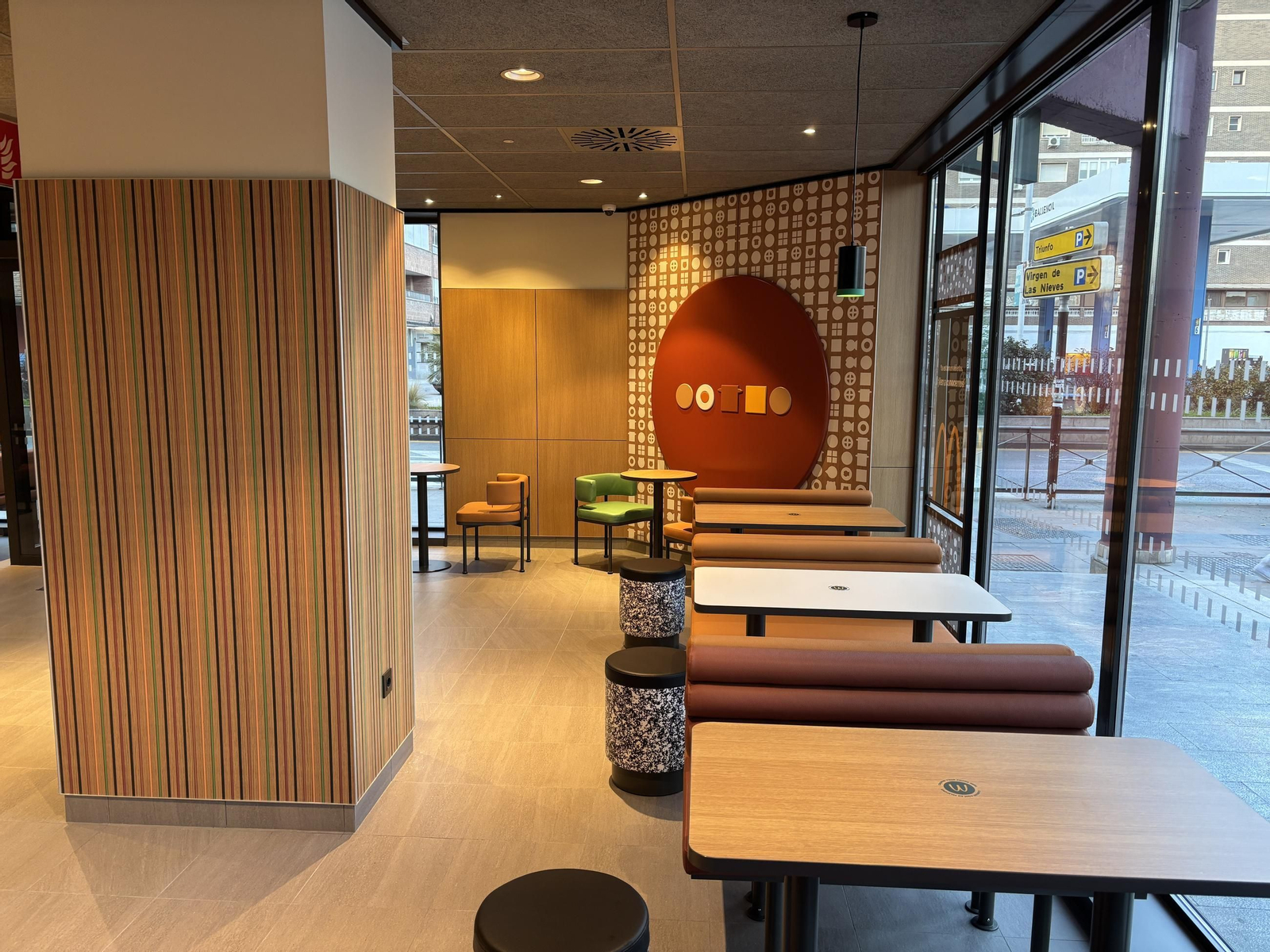 El nuevo restaurante está equipado con kioscos de pedido, servicio a mesa y productos McCafé, además del servicio McDelivery