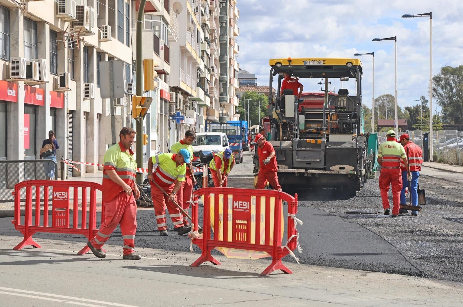 Obras de asfaltado en la Avenida Escultora Miss Whitney de Huelva.