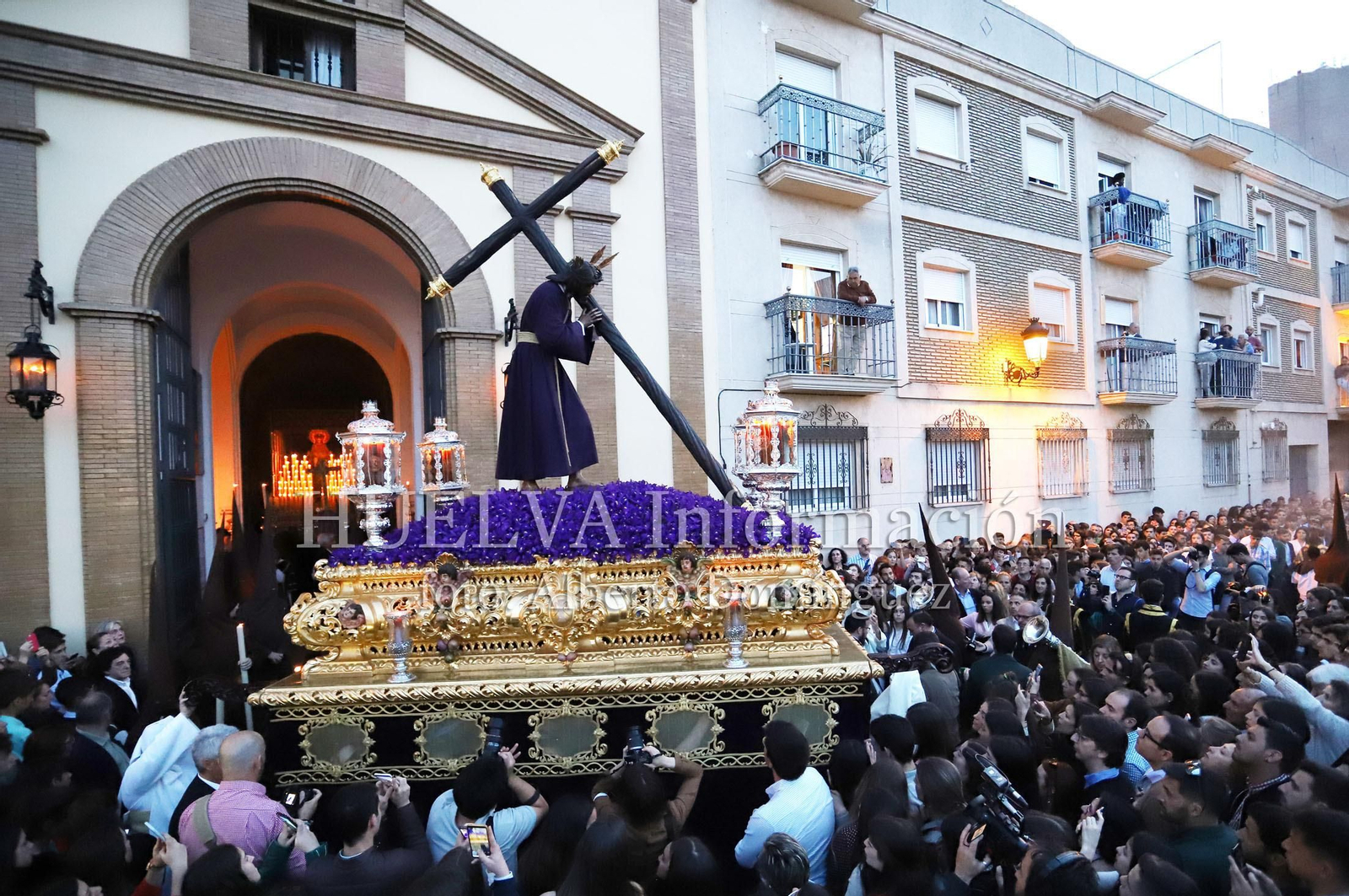 Imágenes de la procesión del Calvario de Huelva