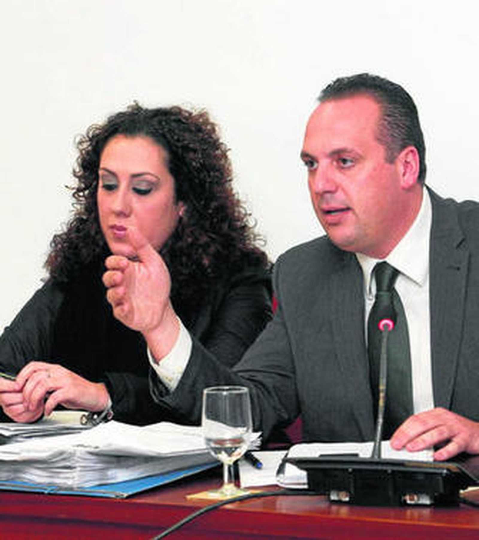 Juan Carlos Ruiz Boix y Dolores Marchena, en el último pleno de la pasada semana.