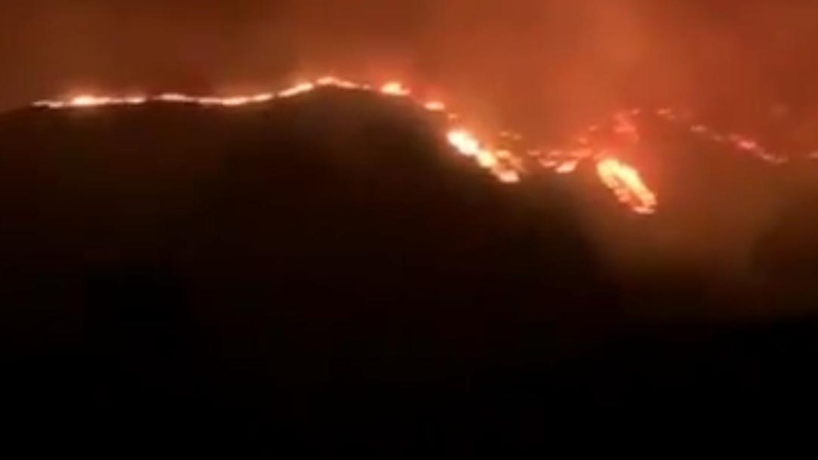 Imagen del incendio de Sierra Bermeja este domingo Imagen del incendio de Sierra Bermeja este domingo