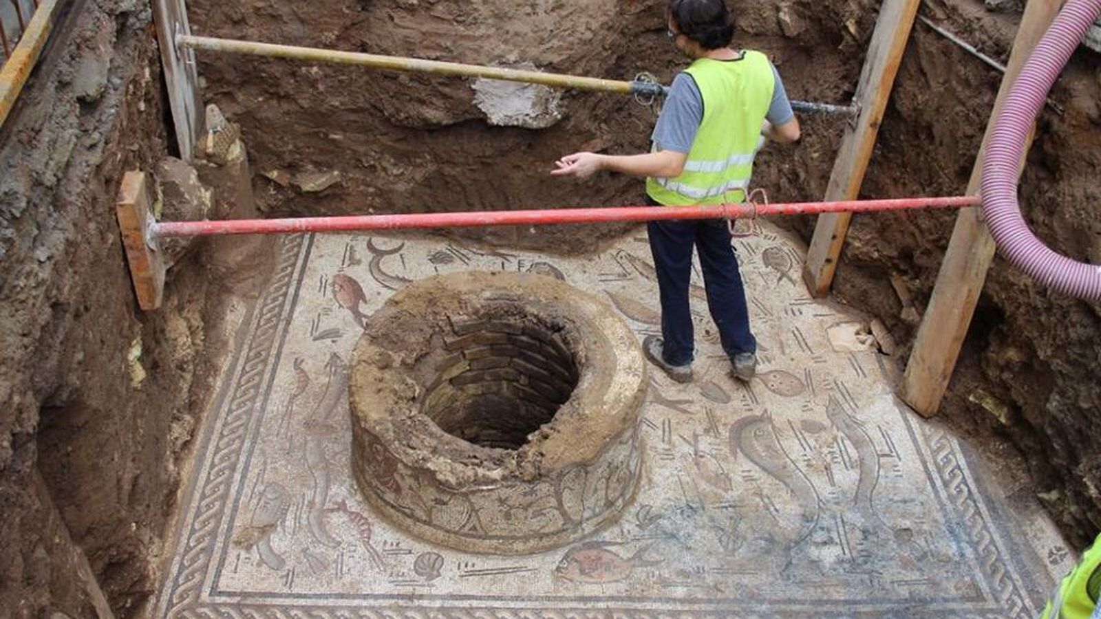 Vista del pozo y el mosaico.