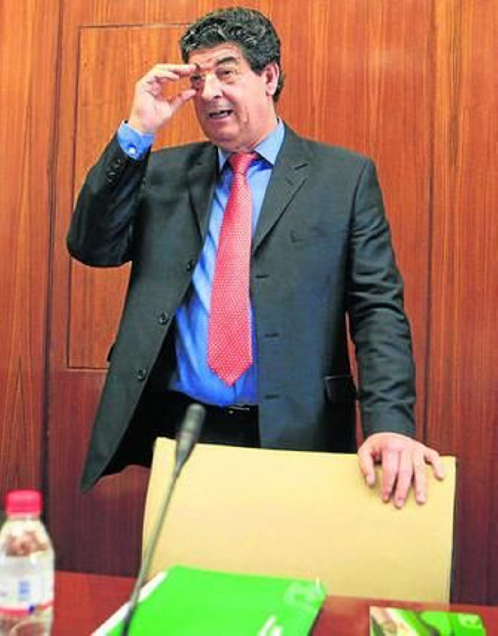 Diego Valderas, ayer en comisión parlamentaria.