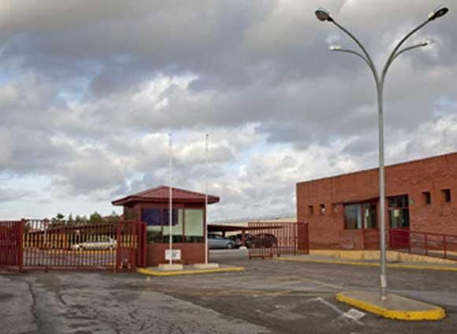 Dos presos se escapan de Sevilla-I tras romper una ventana y saltar al tejado