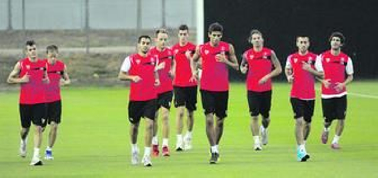 Un grupo de jugadores sevillistas entrena ayer en la ciudad deportiva.