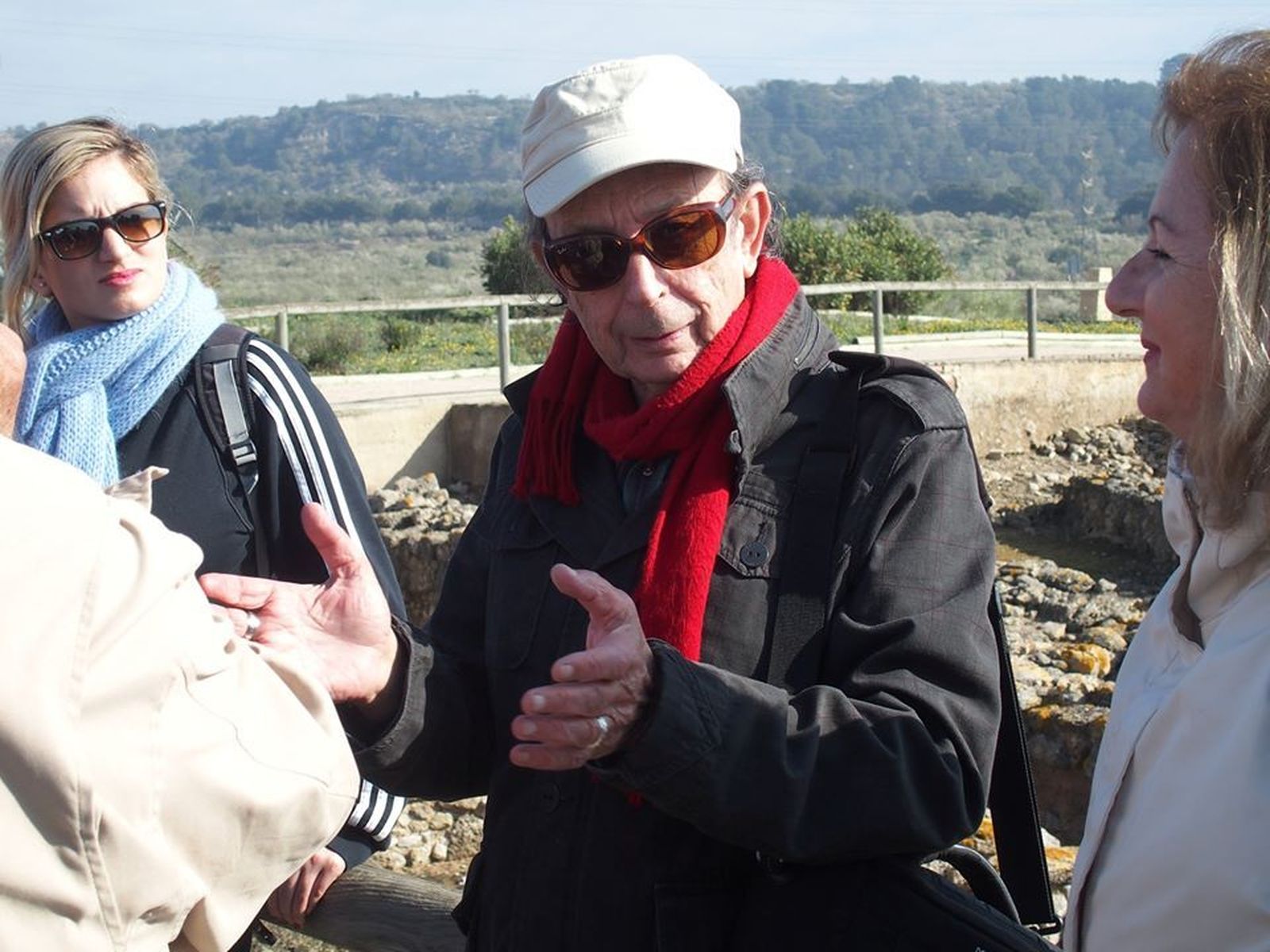 El presidente de la fundación de Estudios Fenicios y Mediterráneos, Diego Ruiz Mata, en el yacimiento de Doña Blanca.