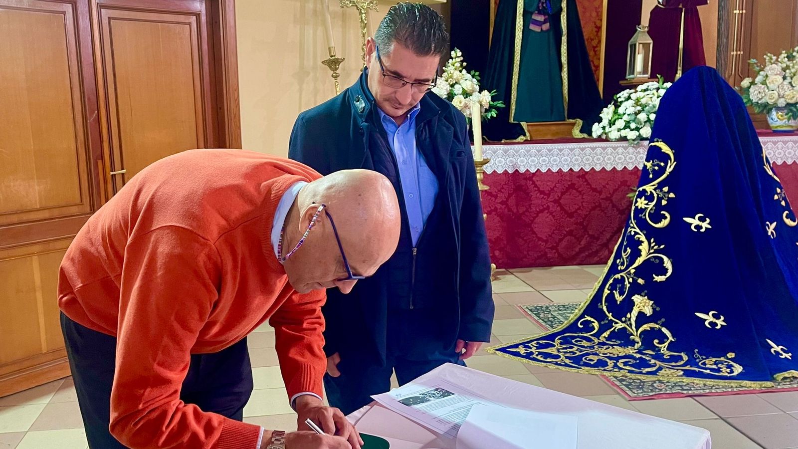 Firma de la cesión entre ambas corporaciones