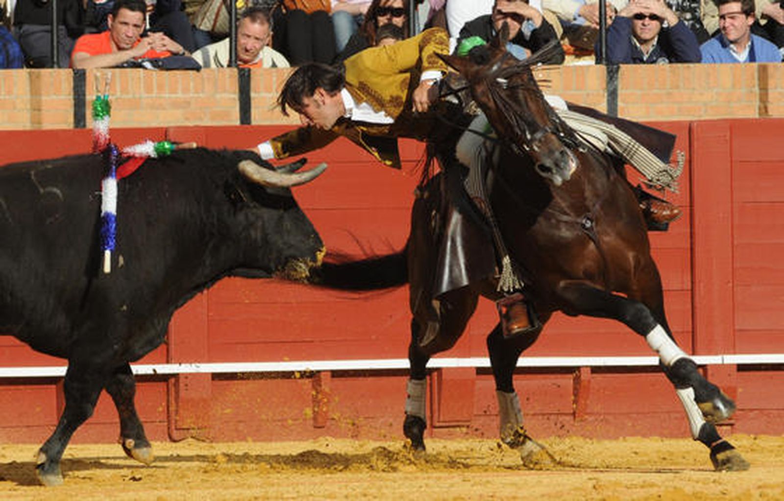 Diego Ventura en plena faena con el segundo astado.

Foto: Juan Carlos Vazquez