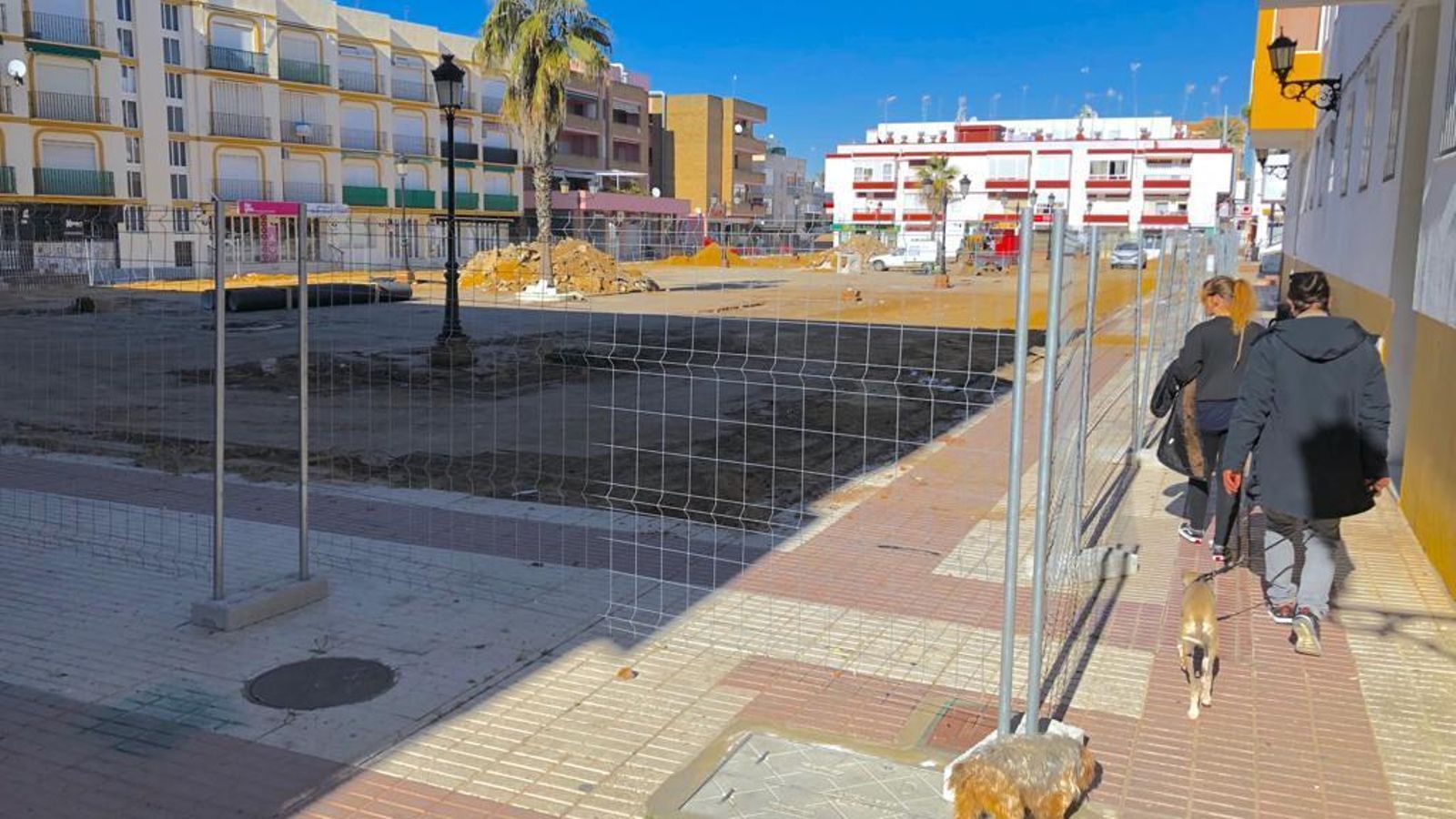 La plaza vallada y limpia de escombros.