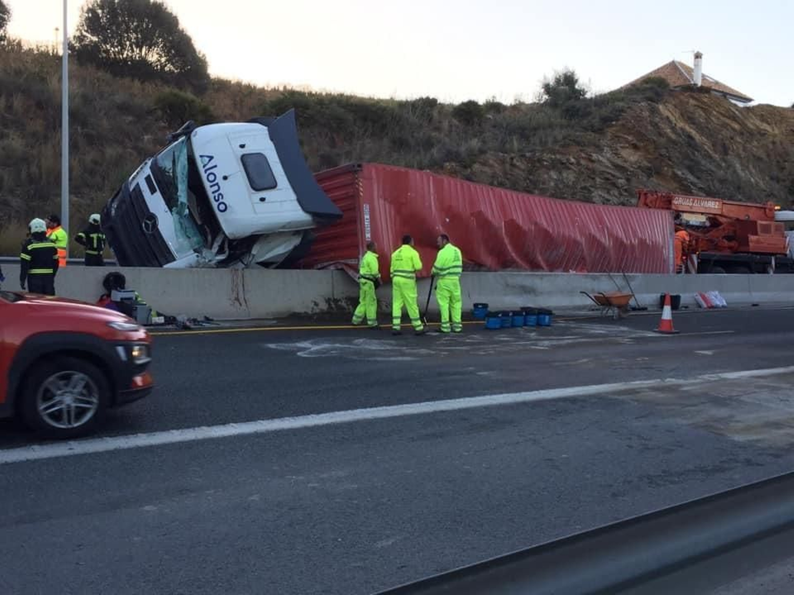 Camión volcado en la A7 a la altura de la Cala de Mijas.