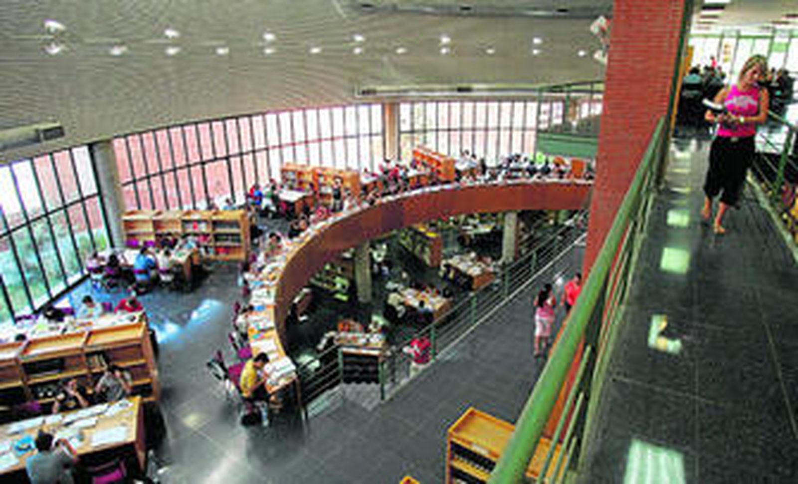 Alumnos en la Biblioteca General de la Universidad de Málaga, en una imagen de archivo.