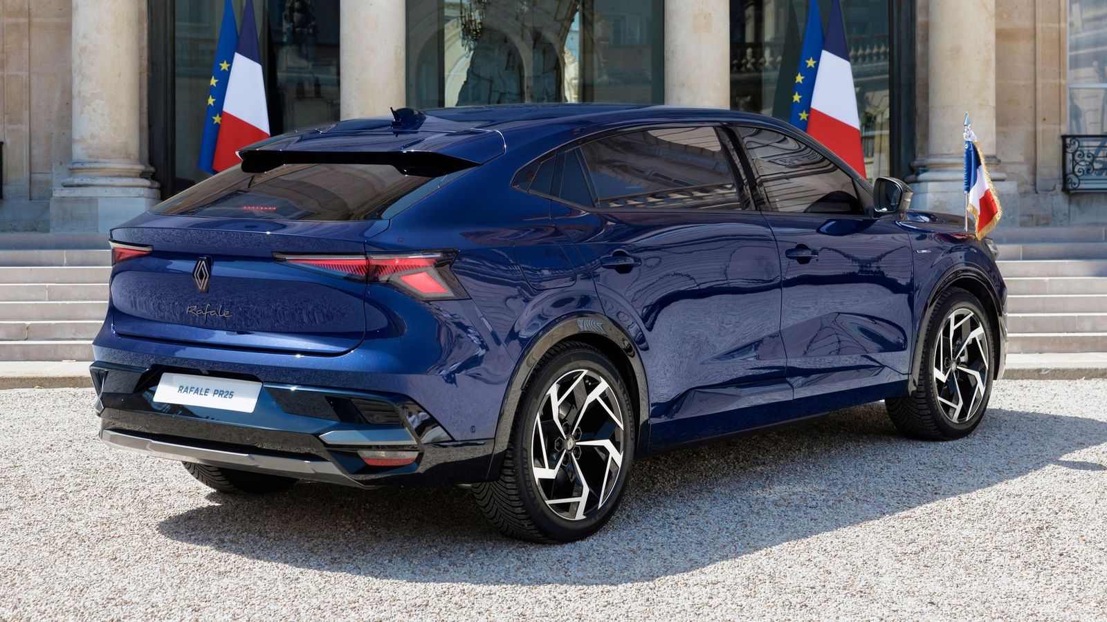 La carrocería se ha alargado para ofrecer mayor espacio en las plazas traseras, fundamentalmente.