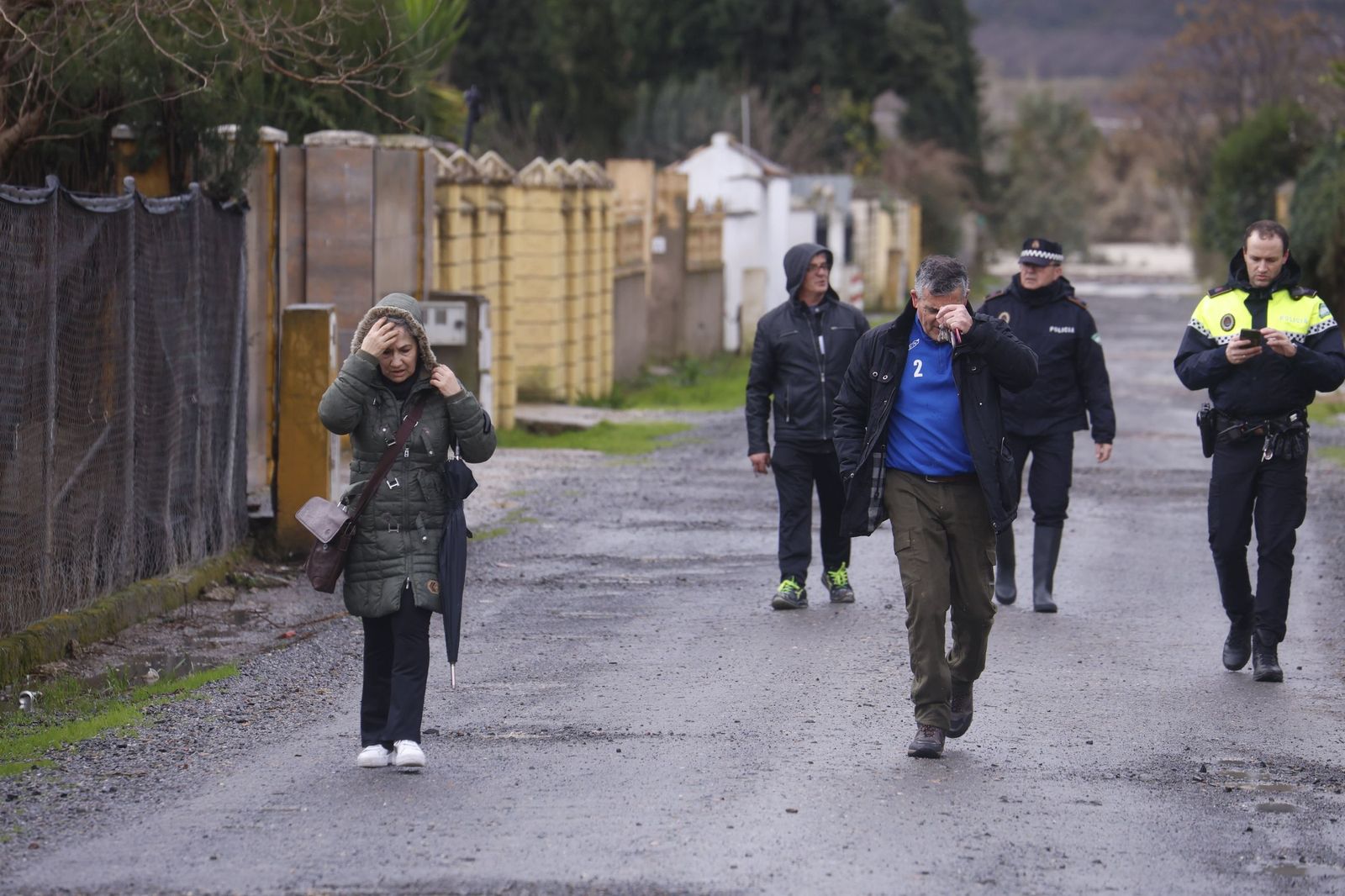Los vecinos de Guadalvalle desalojan sus parcelas por la crecida del Guadalquivir, en imágenes