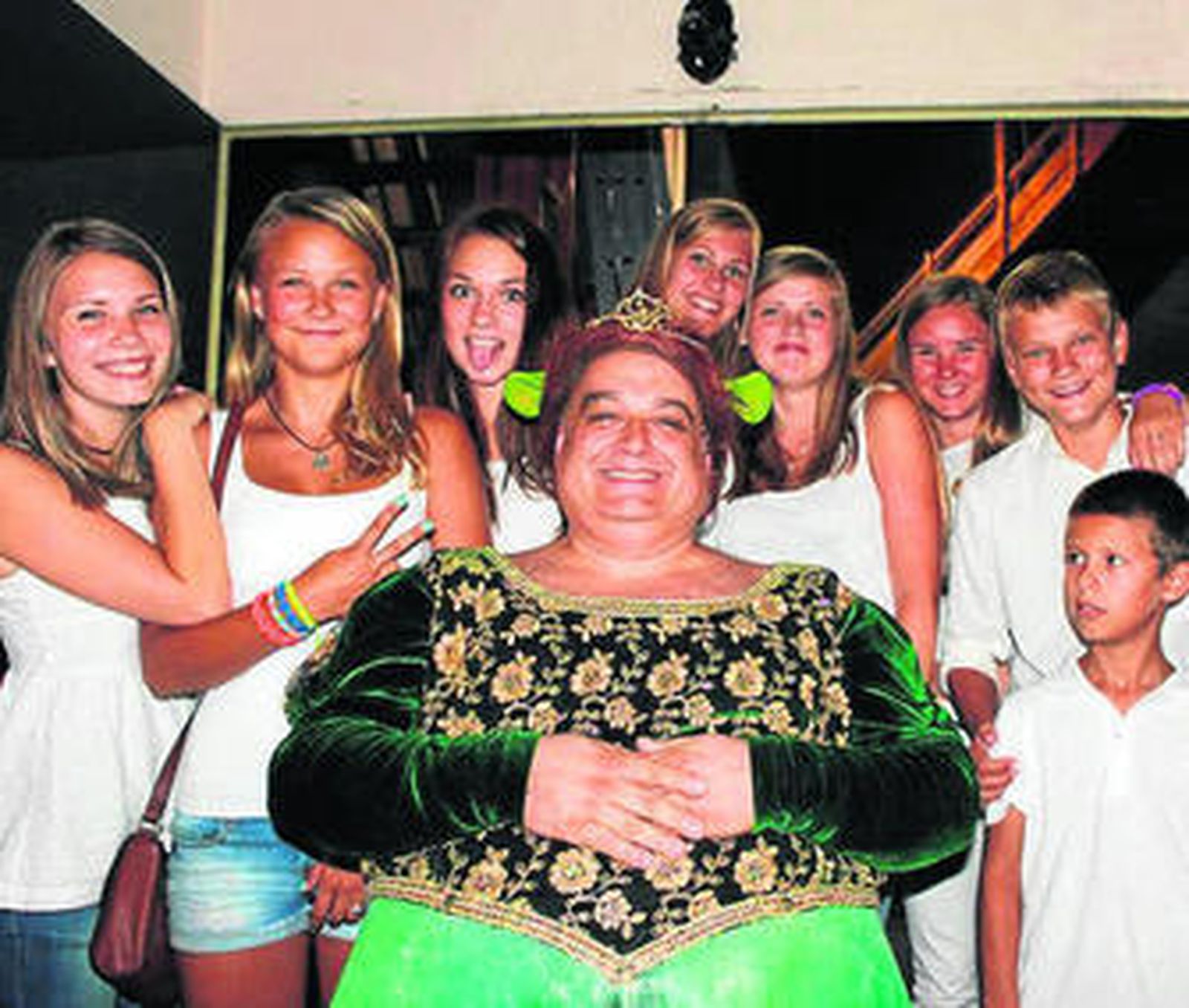 El Canijo de Carmona, rodeado de niños bielorrusos.