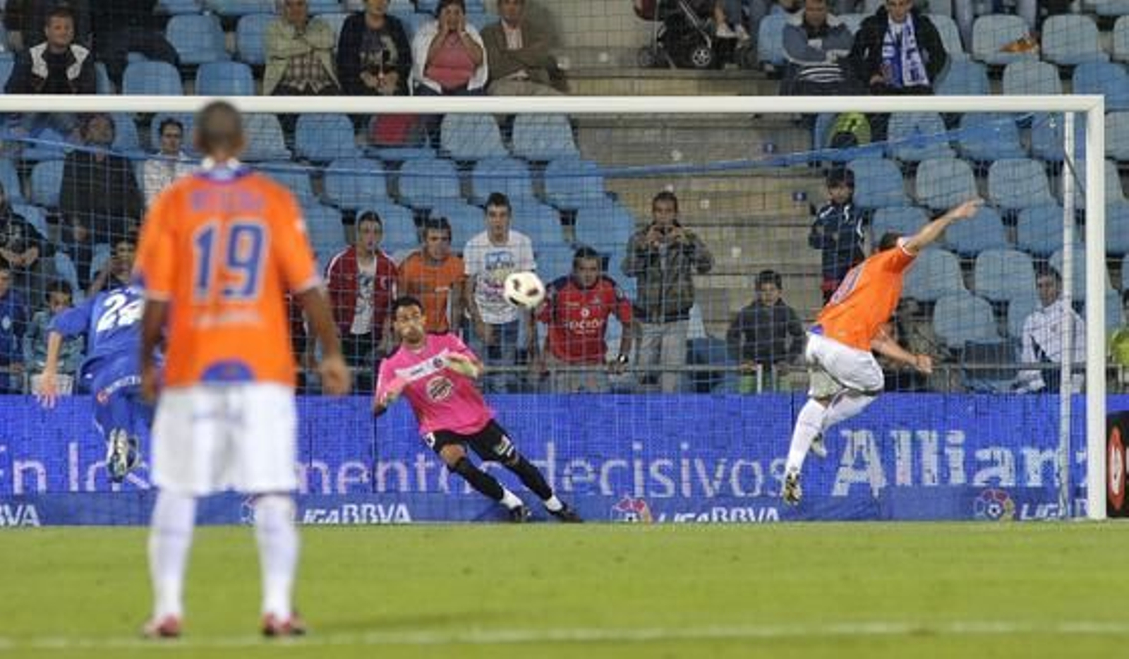 Apoño mete el penalti cometido sobre Eliseu. / EFE