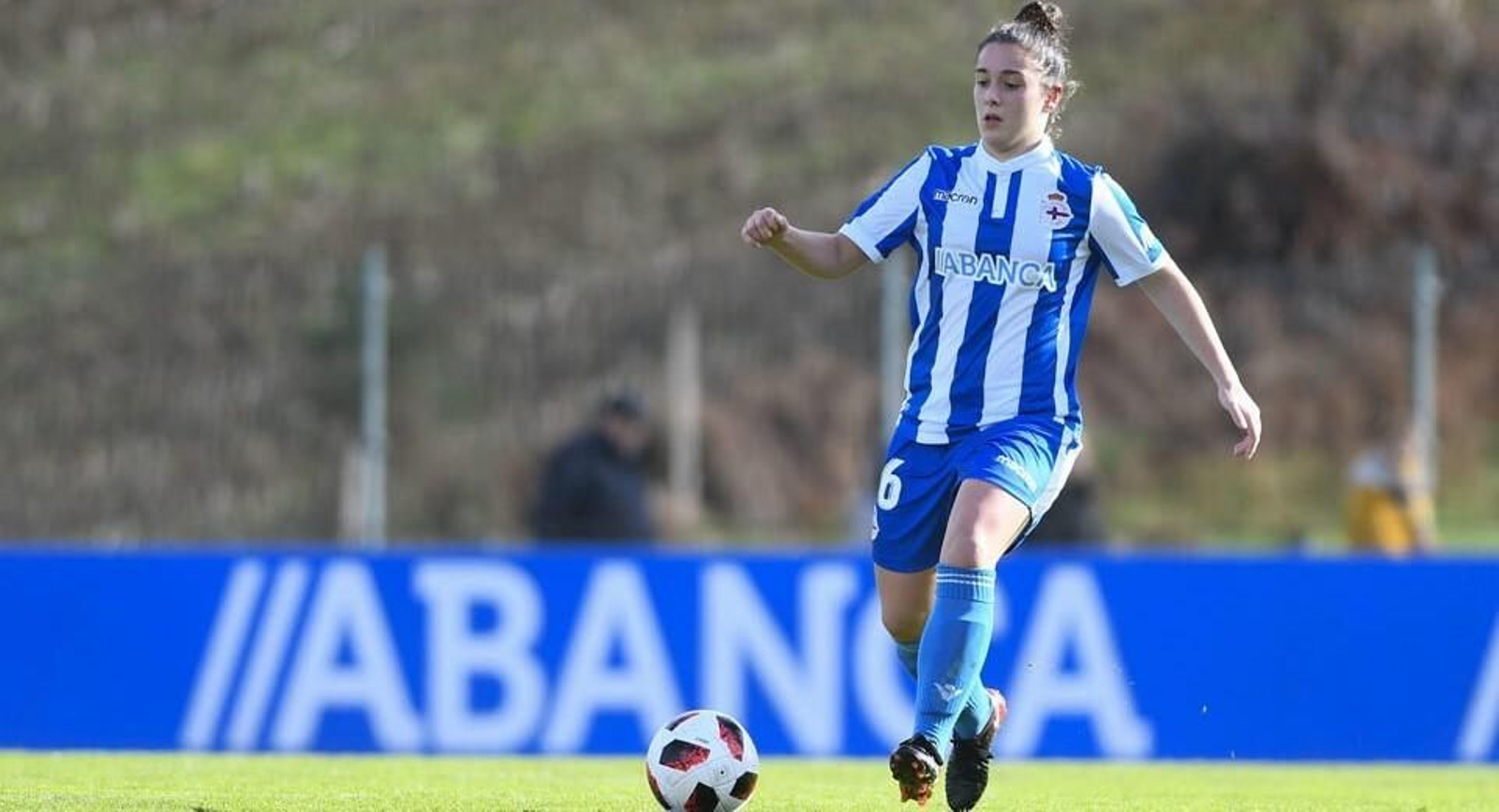 Laura Vázquez conduce el balón en un partido del Deportivo Abanca.