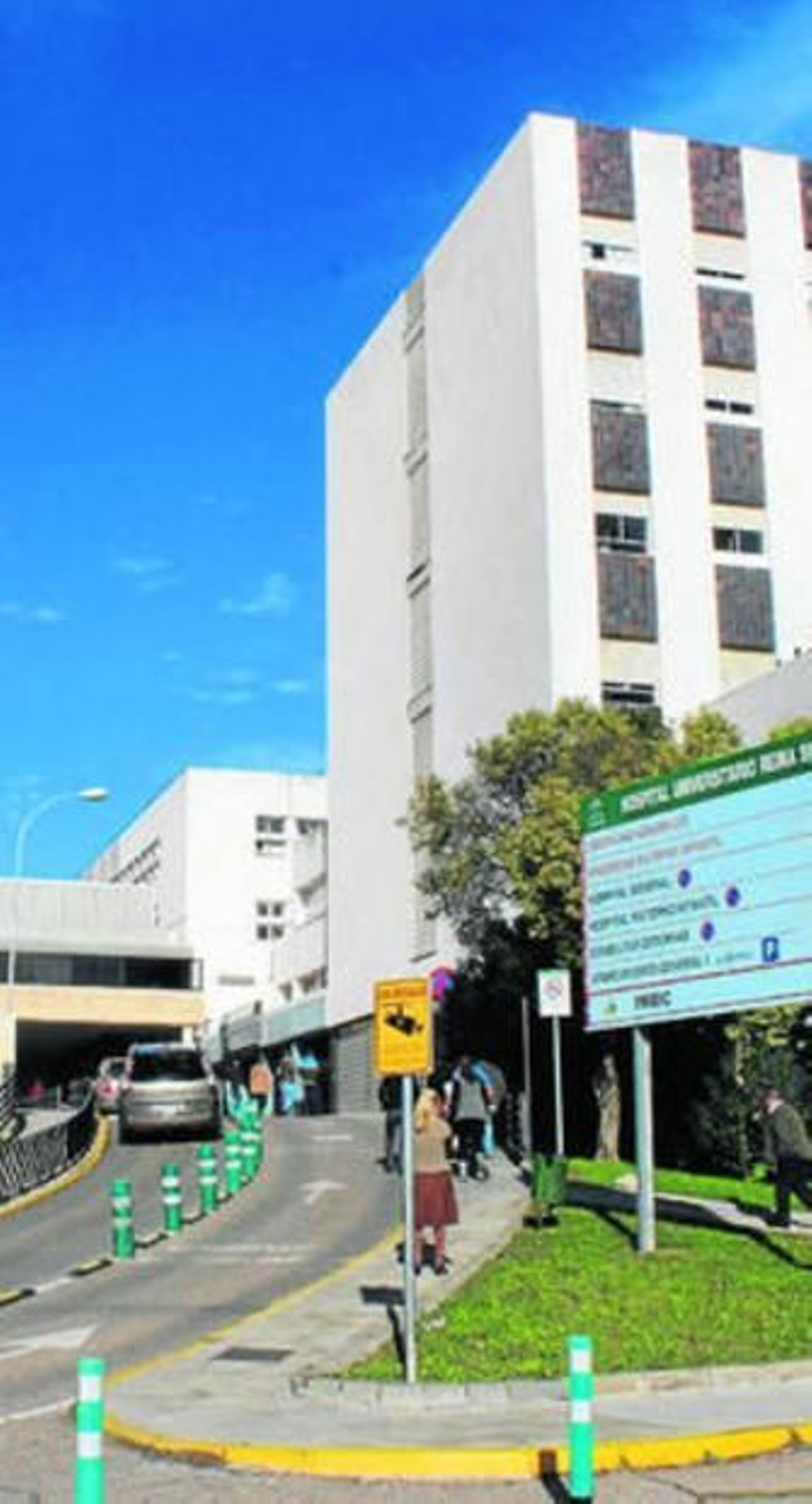 Uno de los accesos al Hospital Reina Sofía.
