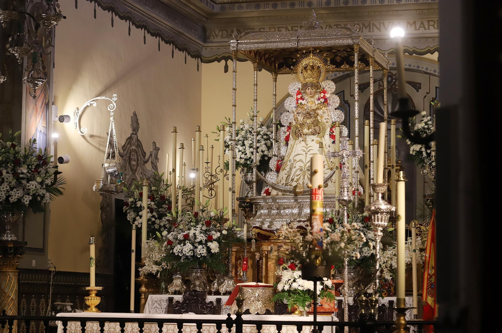 Imágenes de la Virgen del Rocío y sus nuevas andas