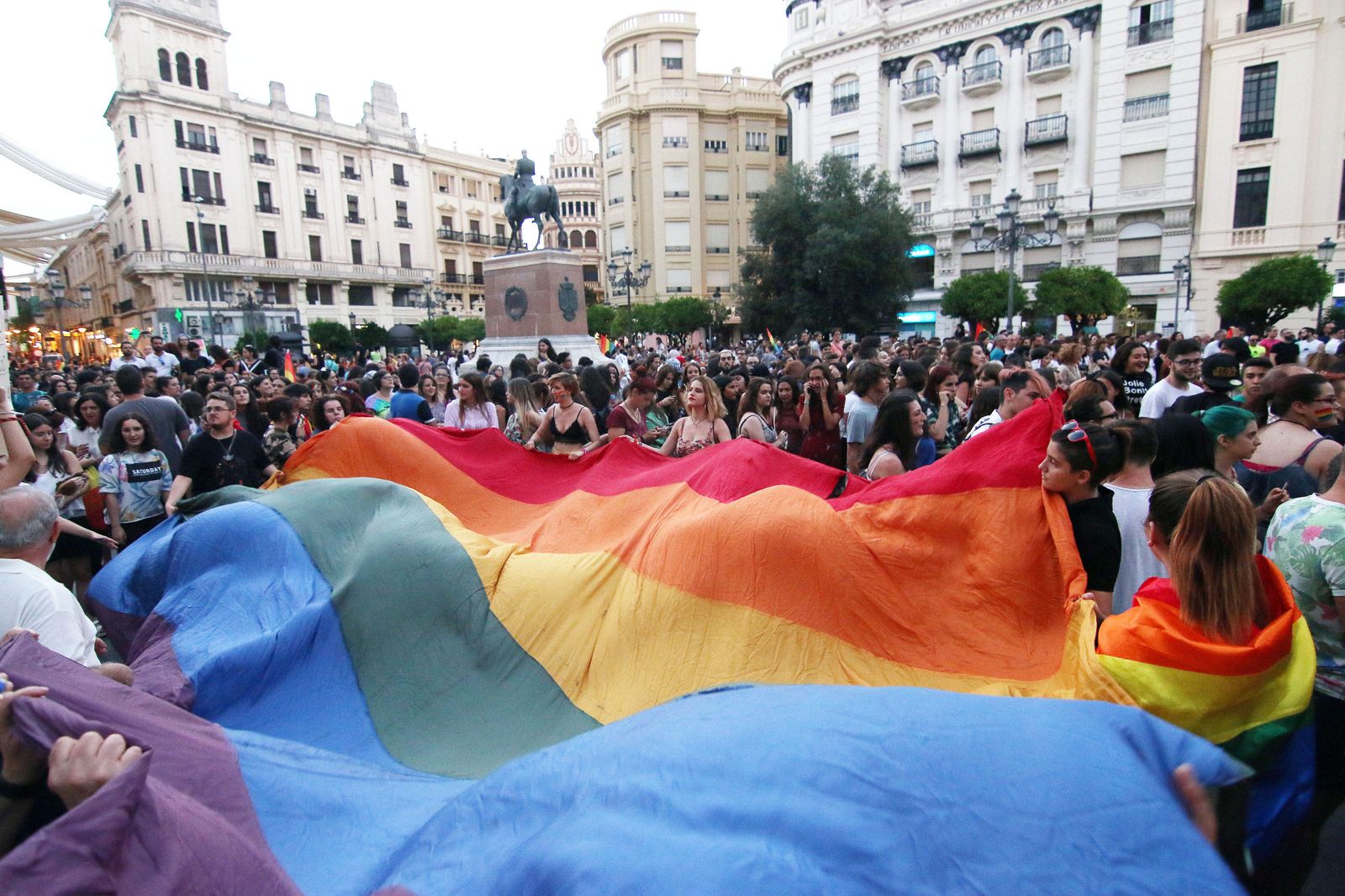 Bandera del Orgullo LGTBI en Córdoba.