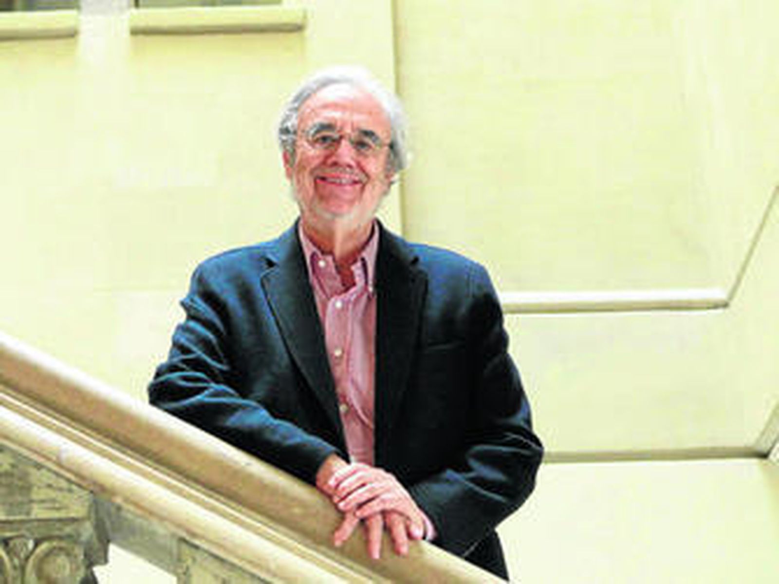 El director de cine y escritor Manuel Gutiérrez Aragón posa para una entrevista en 2012.