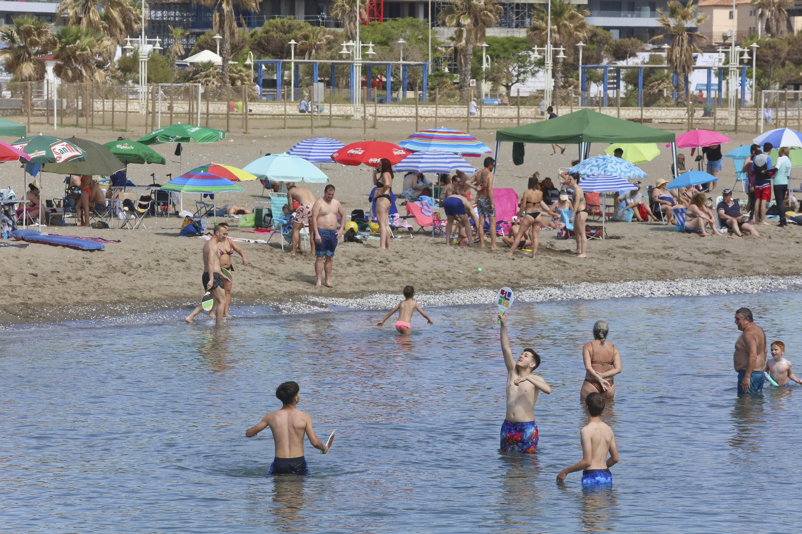 Un domingo de playa en Málaga, en fotos.