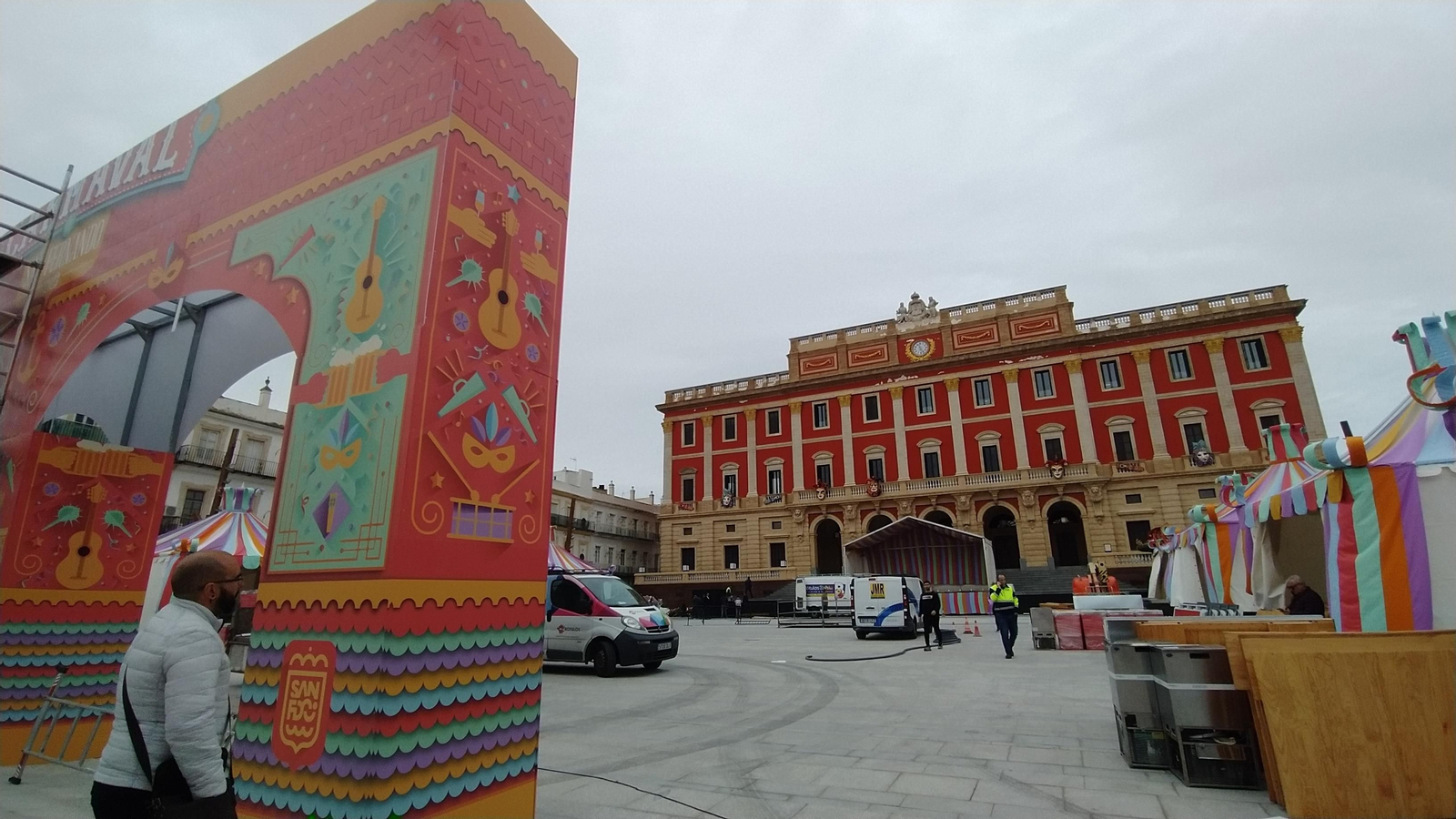 Mucho Levante y últimos preparativos en la Plaza del Carnaval de San Fernando
