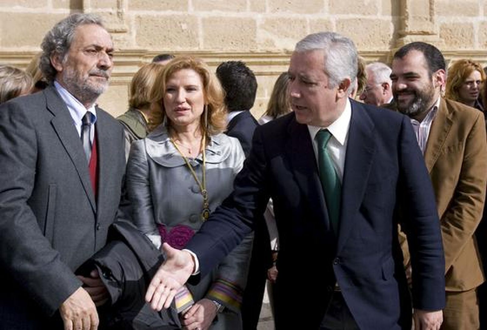 El Defensor del Pueblo Andaluz, José Chamizo, y el presidente del PP-A, Javier Arenas. / Juan Carlos Muñoz · Juan Carlos Vázquez