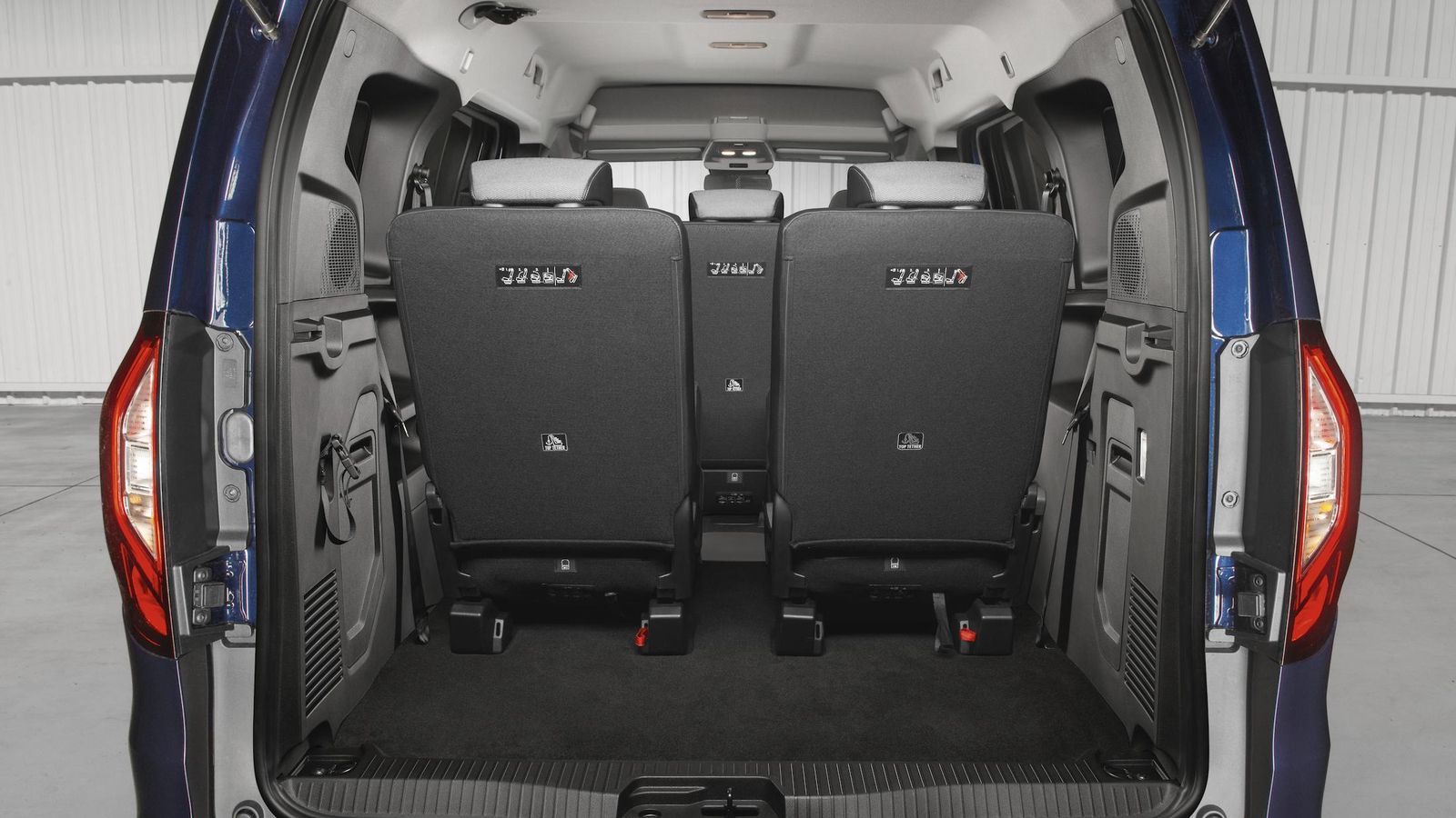 El acceso al maletero, de 500 litros con siete plazas disponibles, es por portón. Además, los Grand Kangoo tienen dos puertas correderas traseras 18 cm más grandes que los Kangoo Combi.