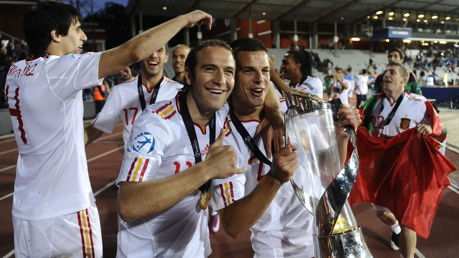Diego Capel celebra junto a César Azpilicueta el Europeo sub-21 logrado tras imponerse a Suiza en la final en 2011.