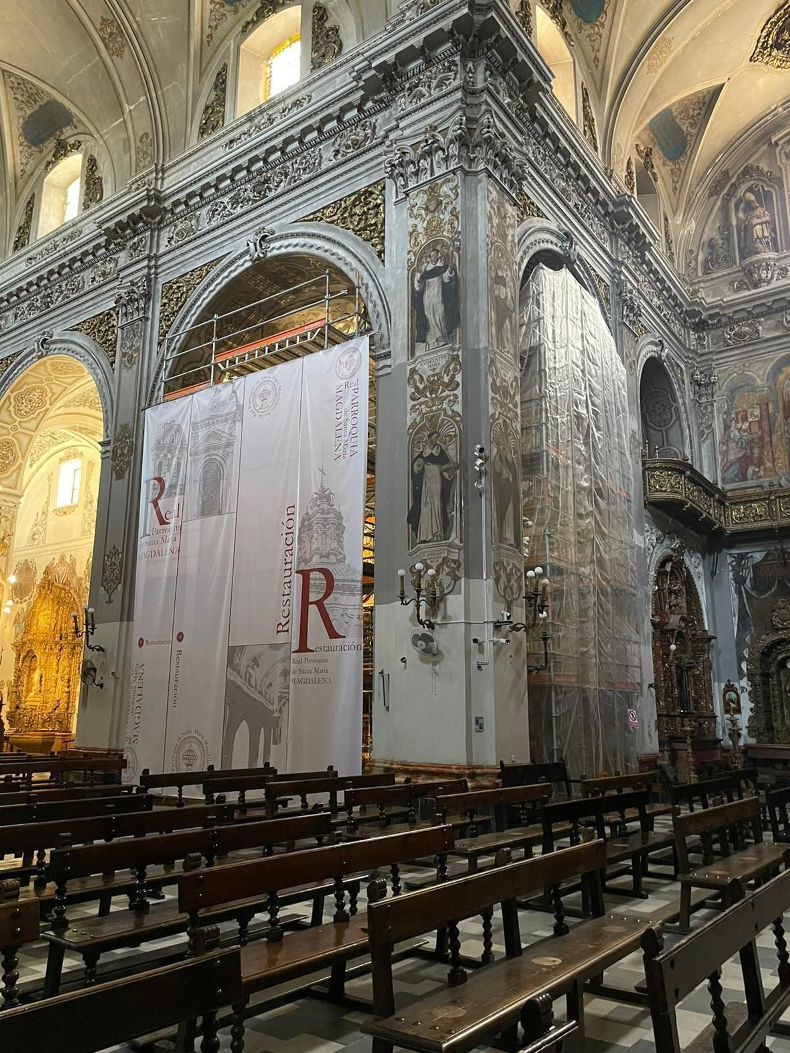 La Virgen del Amparo recibe culto, mientras tanto, en el altar mayor de la iglesia