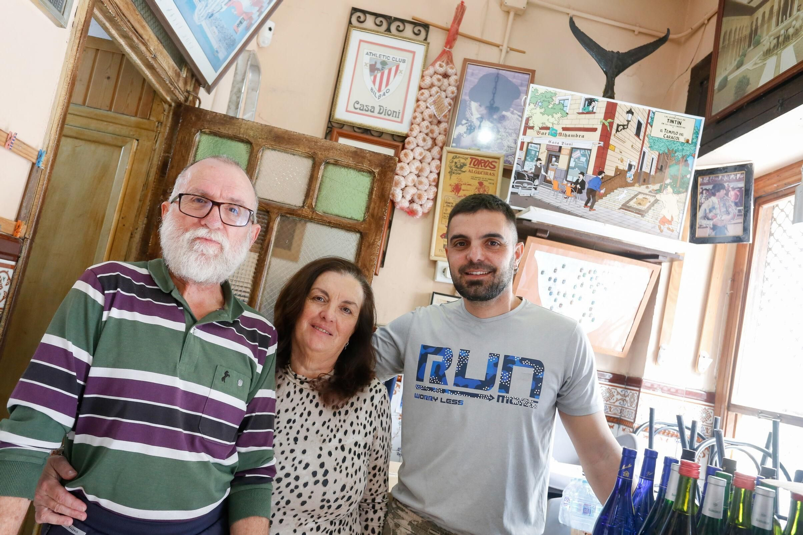 José Manuel Serrano Corral junto a su esposa, María del Carmen Chaves, y el hijo de ambos.