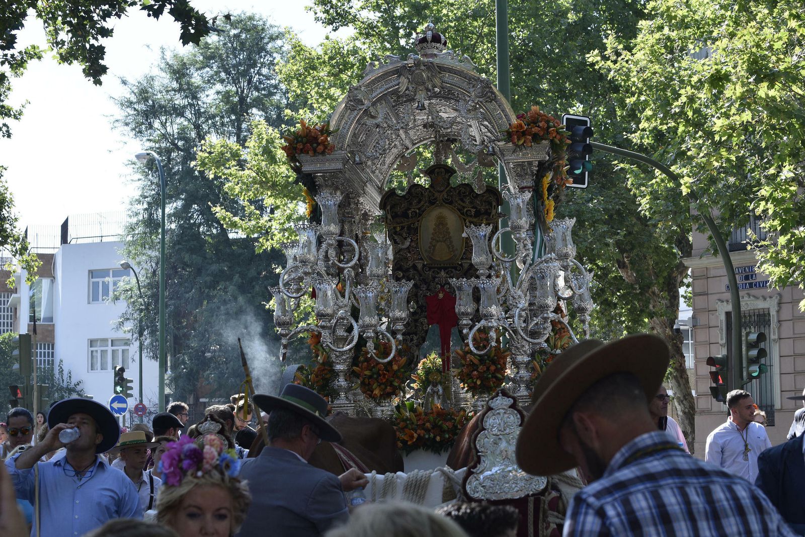 Salida de la Hermandad de El Cerro hacia El Rocío