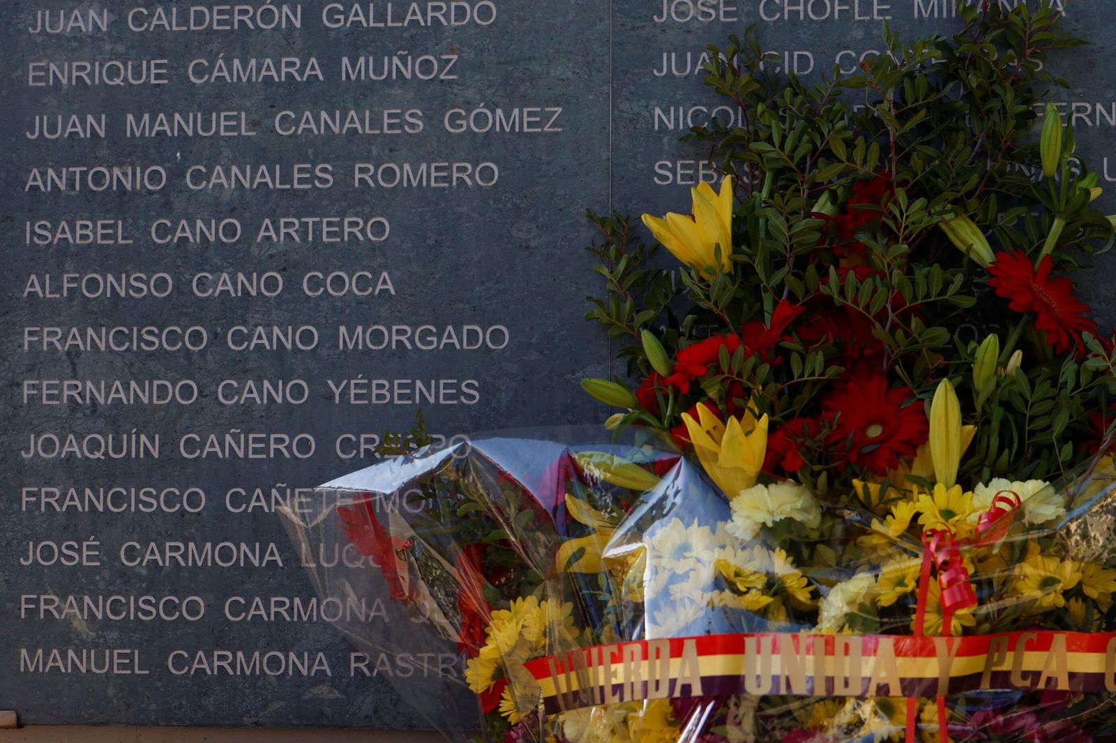 La ofrenda floral a las víctimas del franquismo con motivo del 50 aniversario del fin de la dictadura, en imágenes