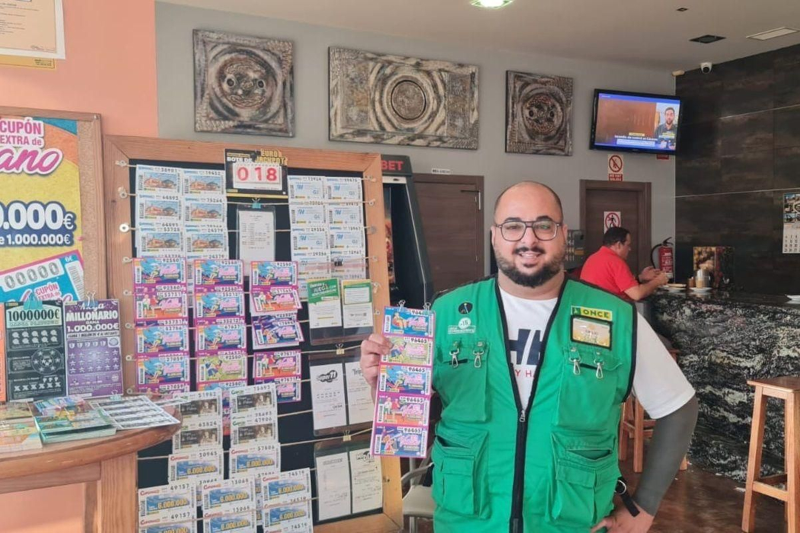 Emilio Fernández, vendedor de la ONCE en Padul, después de entregar el premio