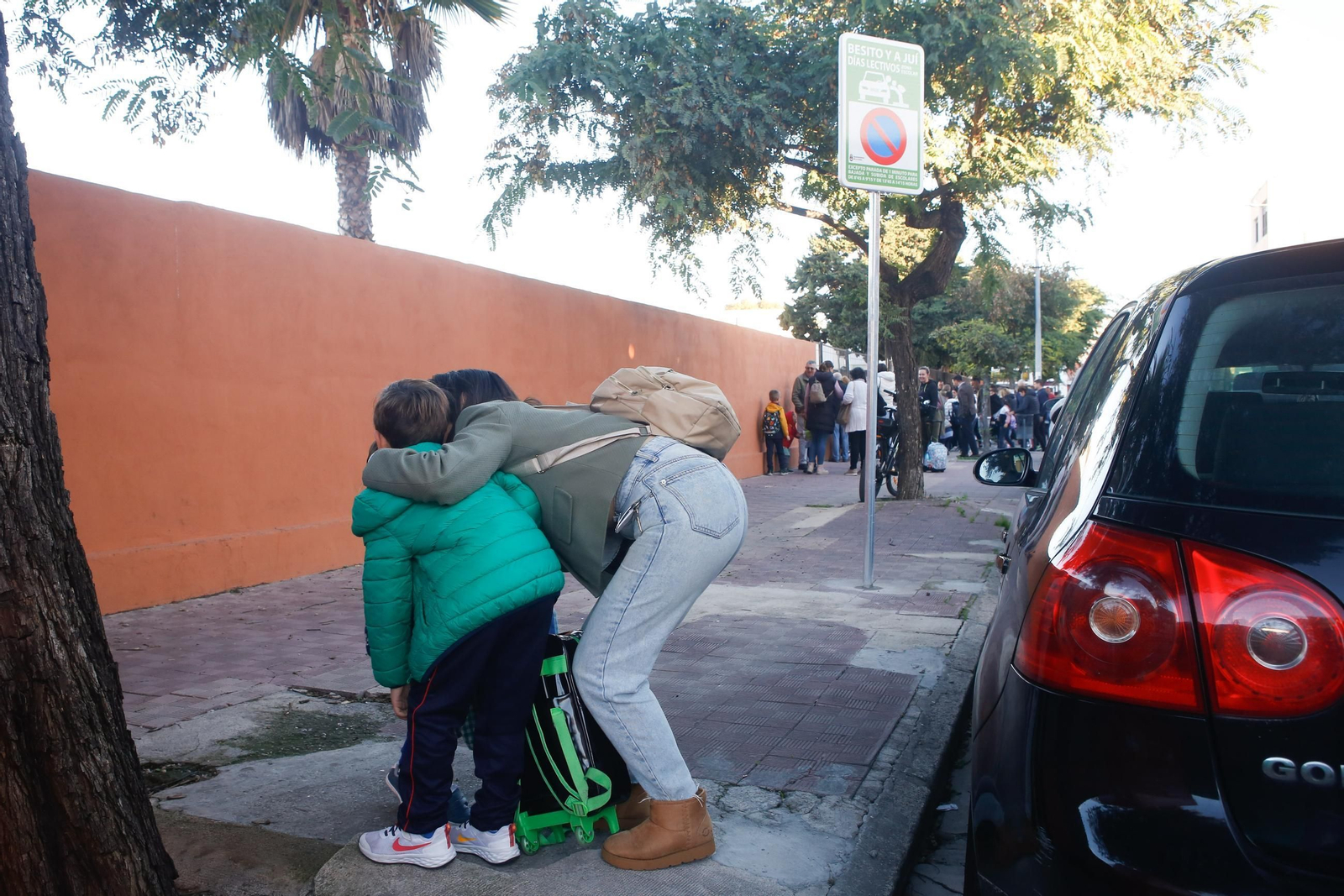 Las fotos del viral "Besito y a juí" para aparcar en los colegios de La Línea