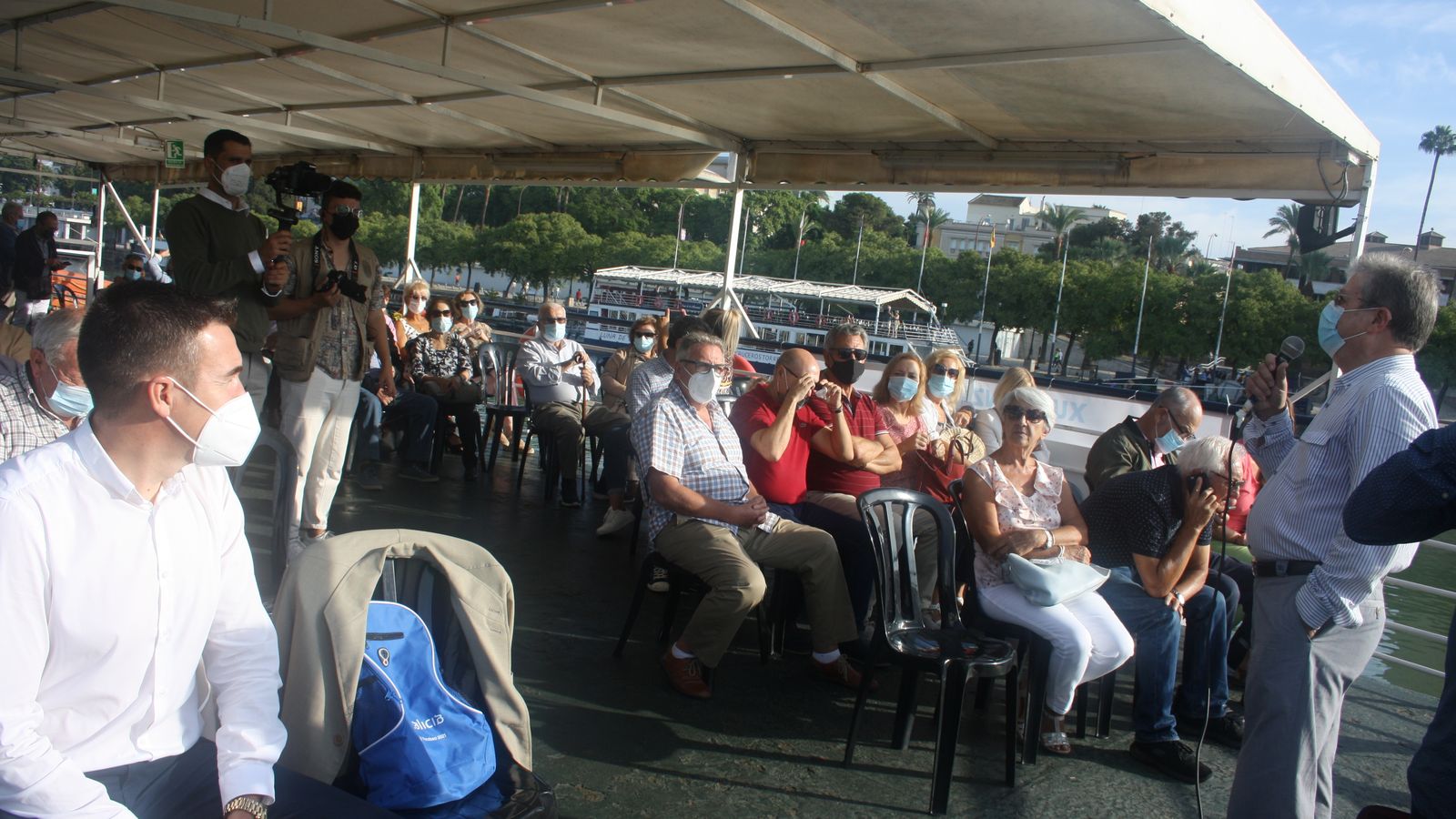 Paseo en barco por el Guadalquivir de la Federación de Centros Gallegos en Andalucía, Extremadura y Ceuta.