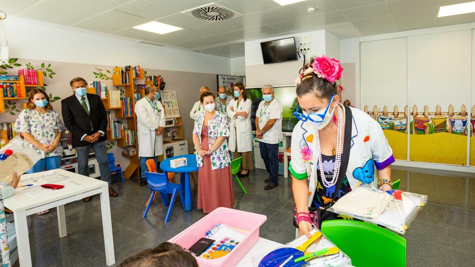 Doctores sonrisa en actividades con niños hospitalizados en el Materno Infantil Princesa Leonor de Torrecárdenas