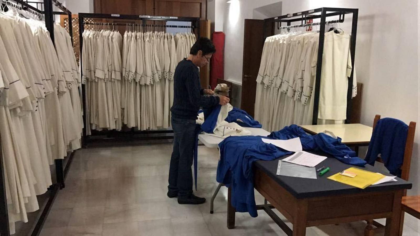 Miembro de la Hermandad prepara el vestuario.