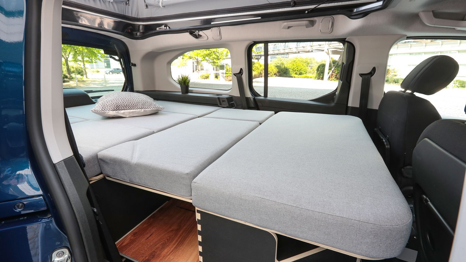 La transformación del habitáculo permite contar con una cama para dos ocupantes en la zona posterior del e-Rifter.