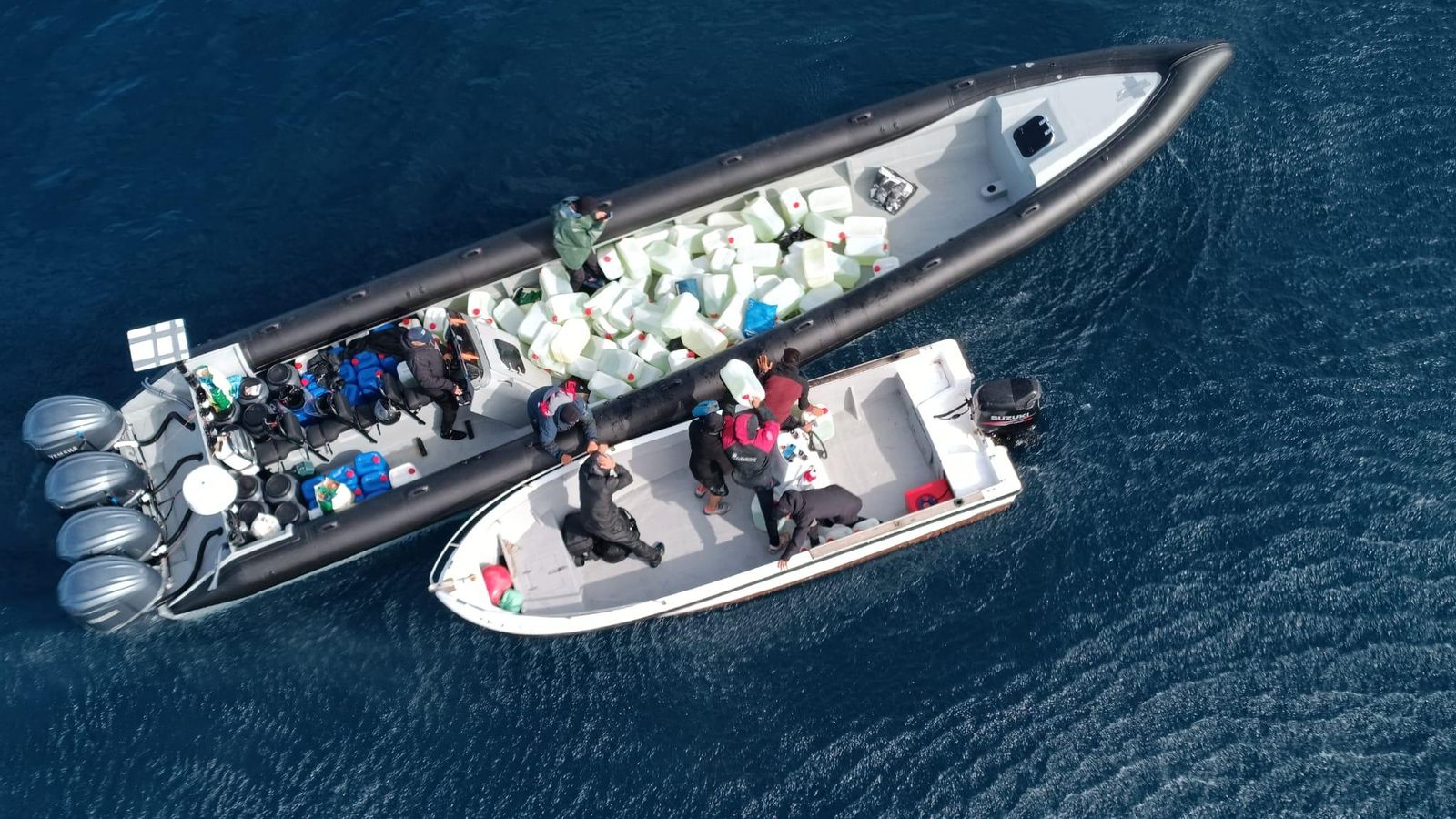 Imagen aérea de una narcolancha a la que suministran petacas de combustible.