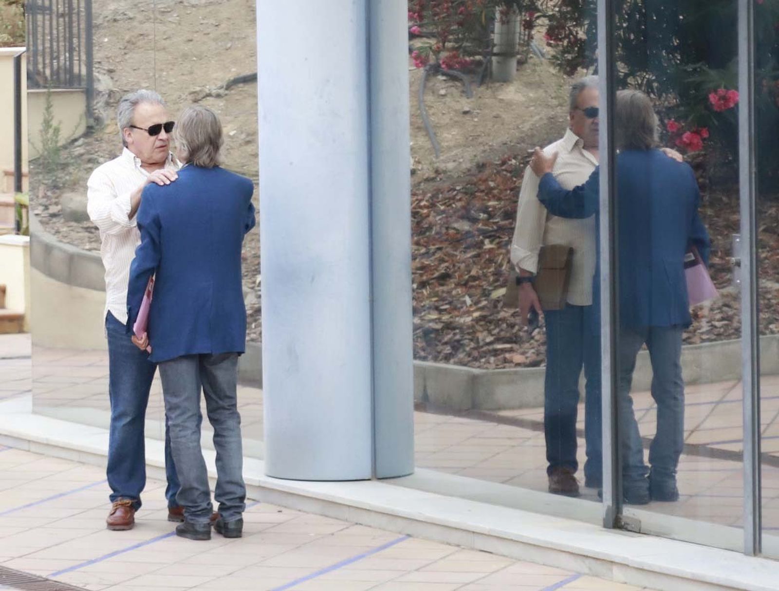 Pedro Pacheco, ayer en el exterior de la Audiencia Provincial junto a uno de los técnicos municipales acusados en el caso 'Rotonda'.