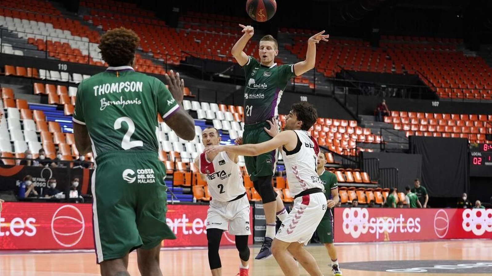 Adam Waczynski pasa la pelota en el último partido del Unicaja.