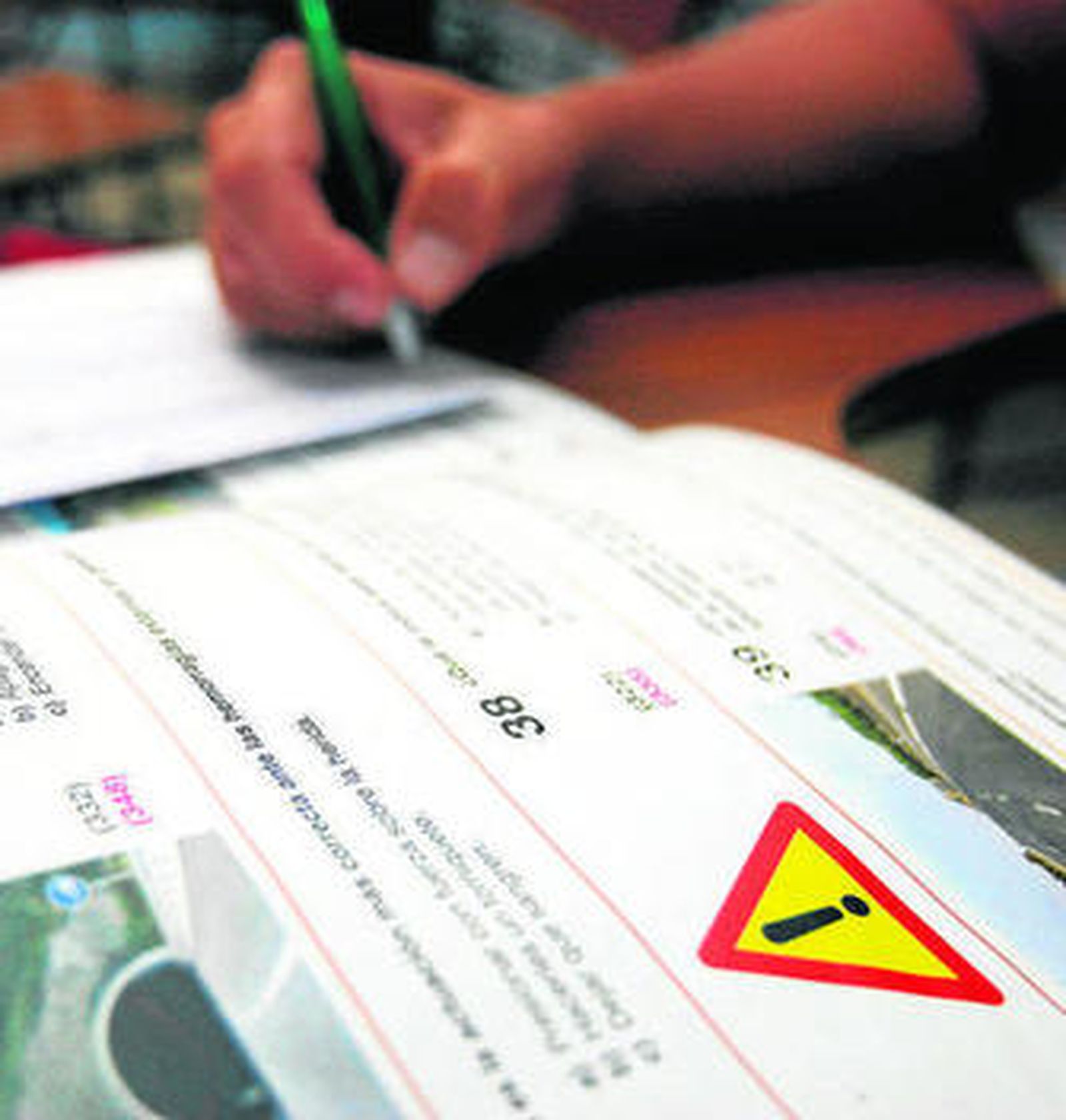 Un alumno hace los test del examen teórico de conducir.