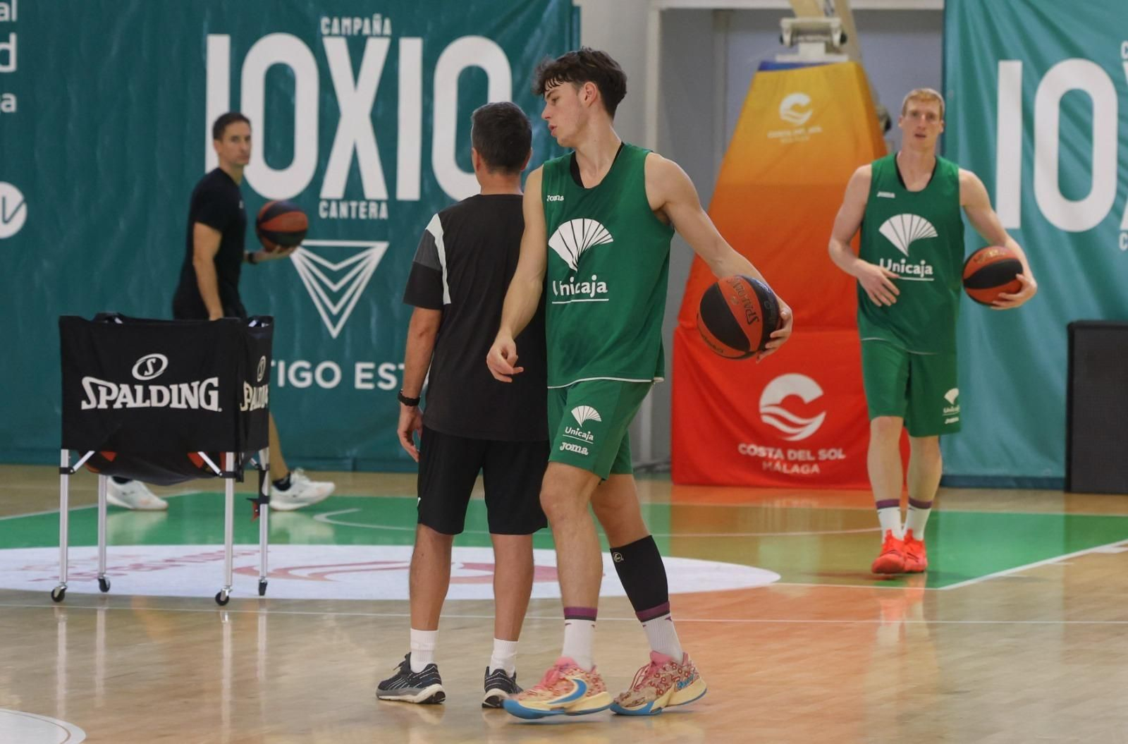 Las fotos de Fran Vázquez tutelando a los pívots del Unicaja Las fotos de Fran Vázquez tutelando a los pívots del Unicaja