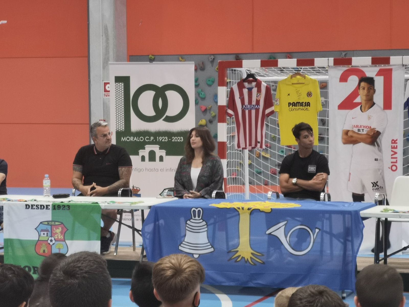 Óliver Torres, durante el acto en el que recibió un homenaje en su pueblo.